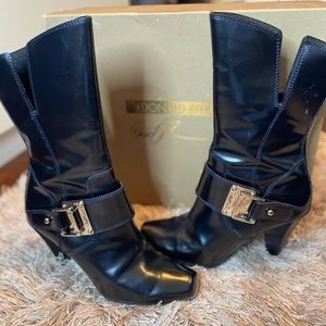 Donald J. Pliner Navy Pointed Ankle Couture Calf Boots.  Size 7
